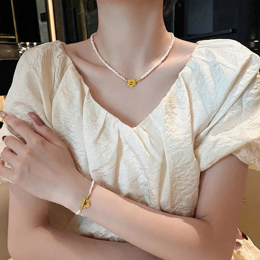 Elegante Perlenhalskette, Perlenarmkette mit goldfarbenem Blumenverschluss – Ansicht 2