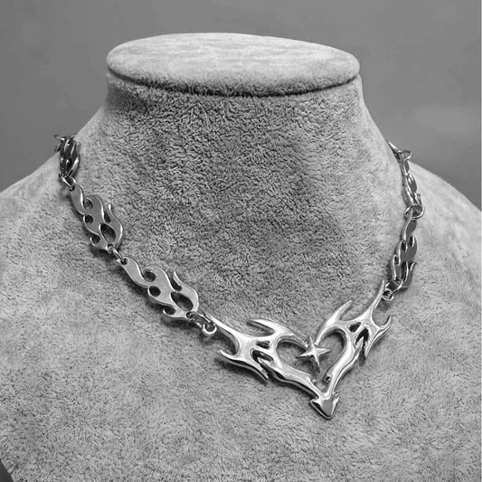 Flammenherz-Choker im Gothic-Stil mit Dornen-Design – Ansicht 1