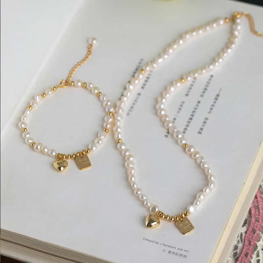 Elegante Perlenhalskette und Armband, mit kleinem Herz - Motiv – Ansicht 1