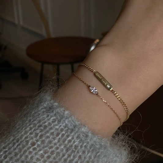 Elegante Armkette/ Armband mit kleinen glitzernden Steinen – Ansicht 2