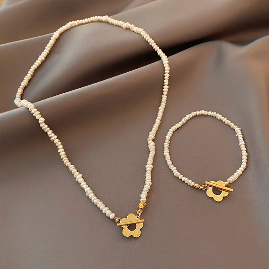 Elegante Perlenhalskette, Perlenarmkette mit goldfarbenem Blumenverschluss – Ansicht 1