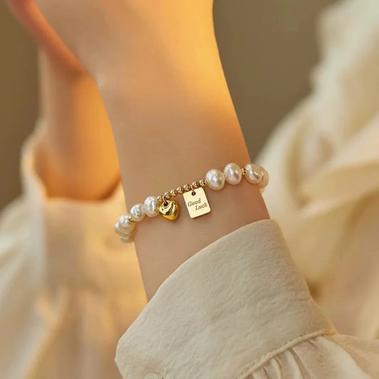Elegante Perlenhalskette und Armband, mit kleinem Herz - Motiv – Ansicht 2